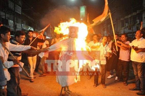 Congress burns Amit Shahâ€™s effigy on Rs 745 croreâ€™s Demonetization scandal allegations